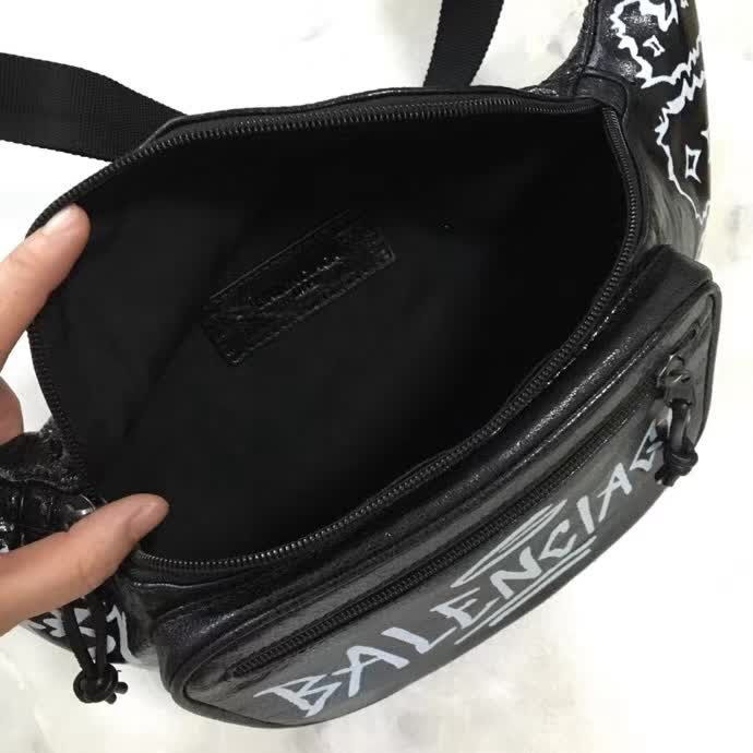 BALENCIAG巴黎世家 專櫃同步更新 塗鴉胸包腰包 簡約兩用包 可做胸包或者腰包  BL1131